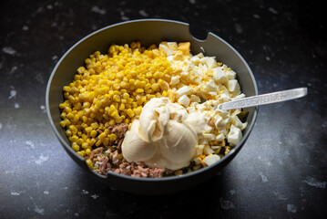 Przyszykowana sałatka z tuńczyka z ryżem, kukurydzą i majonezem w dużej misce © Katarzyna