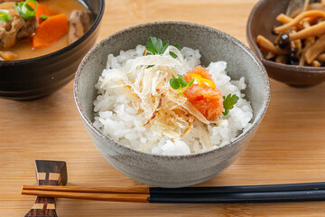 新米のご飯にのせた吹雪たらとたらこ