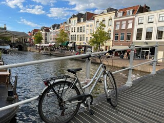 Obraz premium Beautiful view of bicycle on pedestrian bridge near canal in city