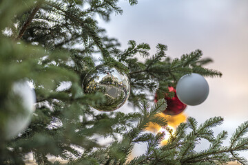 Décorations de Noël et boules de couleurs avec reflets sur un sapin