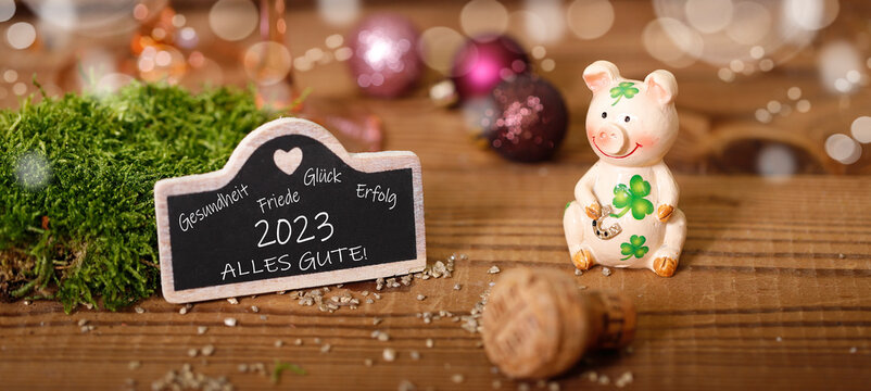 gl&uuml;cksschwein mit schild und beschriftung - gesundheit, gl&uuml;ck, erfolg, friede 2023