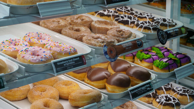 donuts o donas glaseados en una vitrina