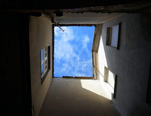 Blick in den Himmel aus einem Hof © hecht7