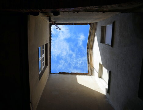 Blick in den Himmel aus einem Hof