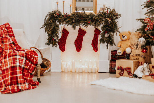 D&eacute;coration de No&euml;l pr&ecirc;t de la chemin&eacute;e 