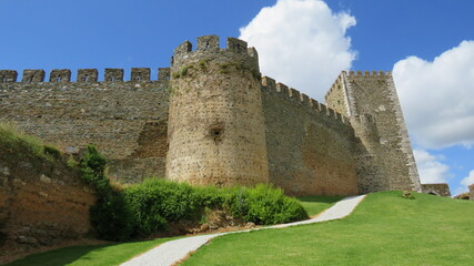 Fototapeta na wymiar Ruinas do Castelo medieval fortificado de Portel em Portugal, muralhas e torre em um belo dia de sol.