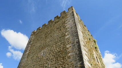 Obraz premium Ruinas do Castelo medieval fortificado de Portel em Portugal, muralhas e torre em um belo dia de sol.