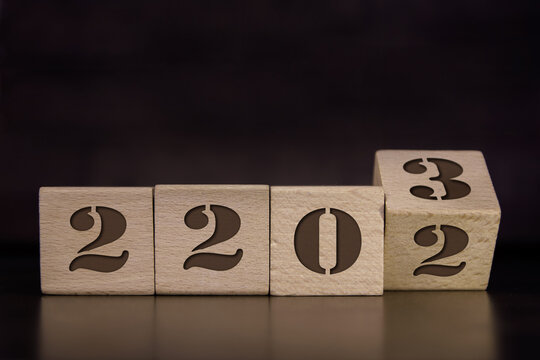 Drewniana kostka. Obr&oacute;t kostki z 2022 na 2023. Nowy 2023 rok.