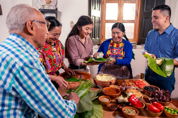 Abuela enseña a sus nietos universitarios a cocinar tamales, platillo tradicional de Guatemala. 