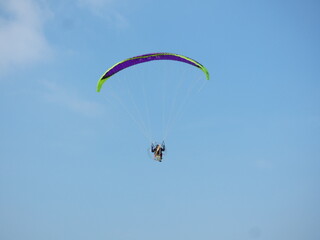 paramoteur dans le ciel