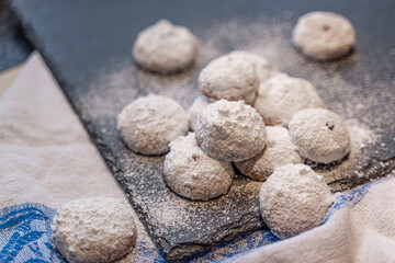 Griechisches Weihnachtsgebäck Kourabides mit Puderzucker 