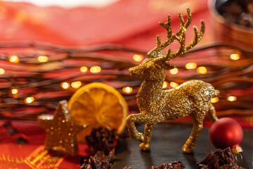 Goldenes Rentier mit weihnachtlicher Dekoration