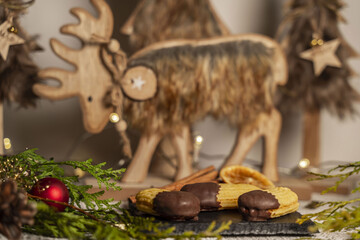 Weihnachtliche Dekoration mit Plätzchen auf einer Schieferplatte