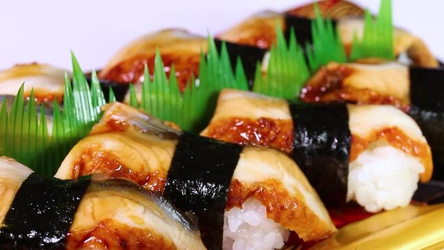 皿の上のうなぎ寿司　回転