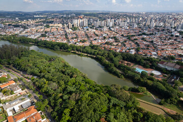 Fototapeta premium Lagoa do Taquaral or also known as Parque Portugal in the city of Campinas. Beautiful lake with vegetation within the city.