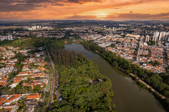 Lagoa do Taquaral or also known as Parque Portugal in the city of Campinas. Beautiful lake with vegetation within the city.