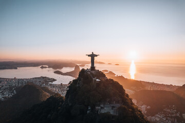 Luftaufnahme von Christ de Redeemer bei Sonnenaufgang in Rio de Janeiro, Brasilien