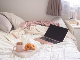 Fototapeta na wymiar ベッドの上にラップトップとおやつを置いたリラックスタイムイメージ