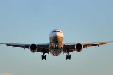 Fototapeta premium 大阪伊丹空港離着陸風景 Takeoff and landing at Osaka International Airport