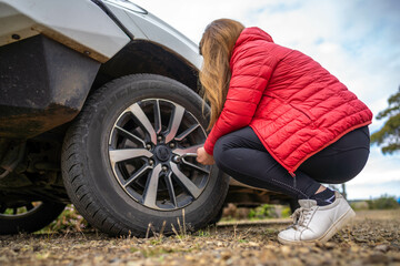 Obraz na płótnie Canvas chaning a tyre on a ute and car