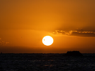 水平線から昇る朝日