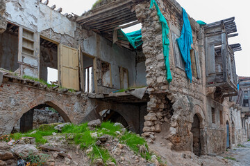 Fototapeta na wymiar Old abandoned house after earthquake