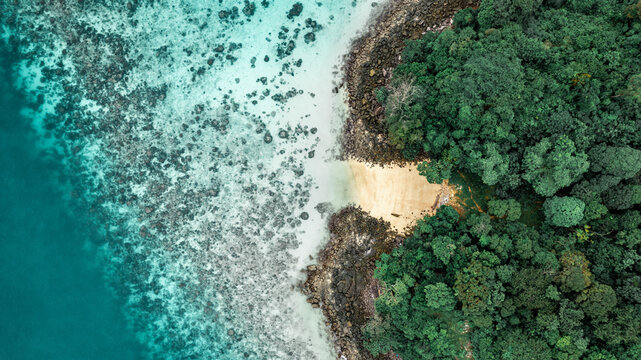 Hidden Beach in Ko Phi Phi Island Krabi © Thierry C