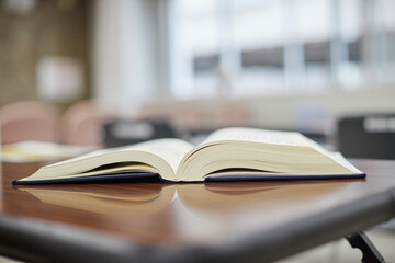 図書館の机の上の本の様子