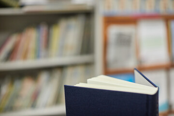 図書館の机の上の本の様子