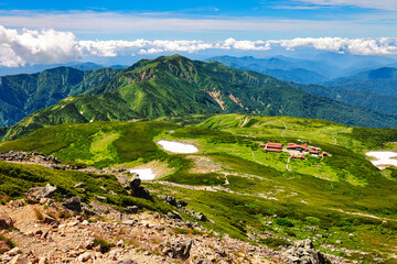 Fototapeta na wymiar 霊峰･白山の御前峰から眺めた白山室堂と別山
