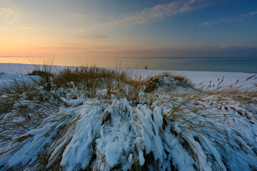 Zimowe wybrzeże Morza Bałtyckiego - obrazy, fototapety, plakaty