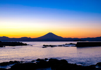 葉山の森戸海岸から見た美しい鮮やかな富士山と空