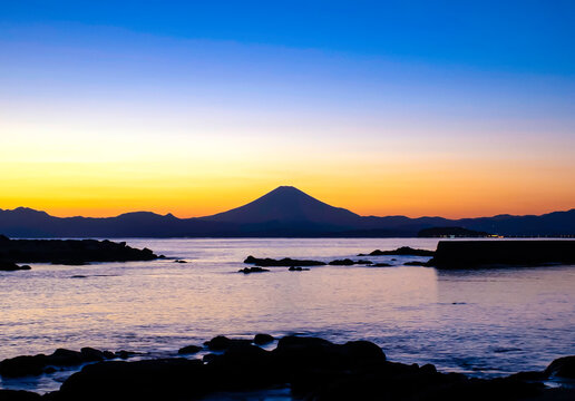 葉山の森戸海岸から見た美しい鮮やかな富士山と空