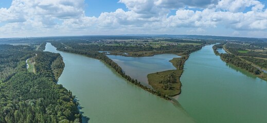 Ausblick auf die Vogelfreistätte an der Mündung der Salzach in den Inn zwischen Braunau und...