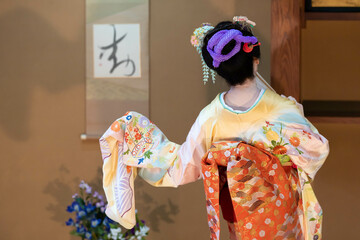着物姿で日本舞踊を踊る年配の日本人女性の後ろ姿