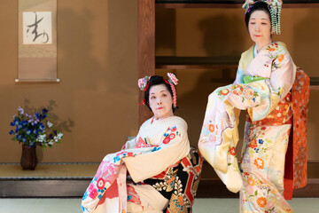 着物姿で扇子を持って日本舞踊を踊る二人の年配の日本人女性