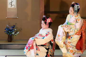 着物姿で扇子を持って日本舞踊を踊る二人の年配の日本人女性