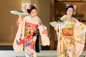 着物姿で扇子を持って日本舞踊を踊る二人の年配の日本人女性