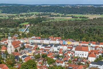 Ausblick auf den Stadtplatz von Tittmoning mit Bürgerhäusern im typischen Inn-Salzach-Stil