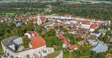 Naklejka premium Ausblick auf Tittmoning mit seiner markanten Burg und der pittoresken Innenstadt im typischen Inn-Salzach-Stil