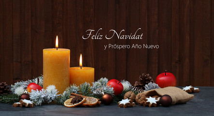 Tarjeta de Navidad: Decoración navideña rústica con velas y adornos navideños delante de una...