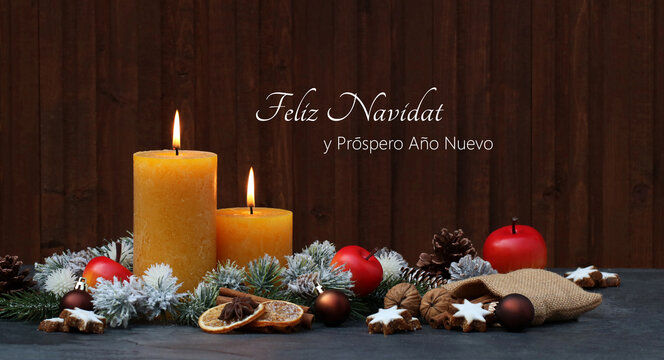 Tarjeta de Navidad: Decoración navideña rústica con velas y adornos navideños delante de una pared de madera. Con el texto Feliz Navidad y próspero Año Nuevo. - Powered by Adobe
