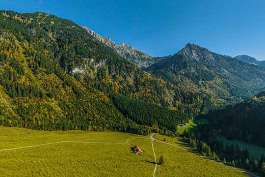 Das Ostrachtal, an einem herbstlichen Nachmittag, Blick in Allg&auml;uer Hochalpen