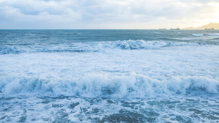 沖縄・中城湾で正面から打ち寄せる波