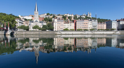 Fototapeta na wymiar vue panoramique sur les quais de Saône, le vieux Lyon et la colline de Fourvière à Lyon en été