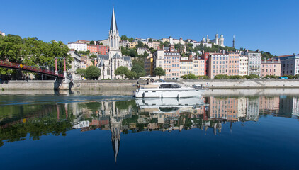 Fototapeta na wymiar vue panoramique sur les quais de Saône, le vieux Lyon et la colline de Fourvière à Lyon en été
