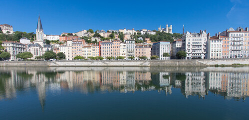 vue panoramique sur les quais de Saône, le vieux Lyon et la colline de Fourvière à Lyon en été