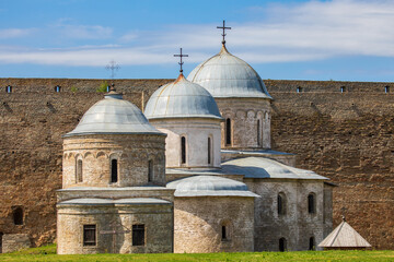 Fototapeta na wymiar Medieval churches inside Ivangorod fortress
