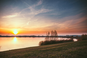 Zachód słońca nad stawem © joan94