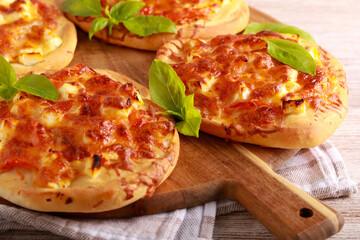 Mini pizzas with mixed cheese